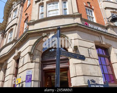 Alte Bank in einer Hauptstraße im Stadtzentrum Stockfoto