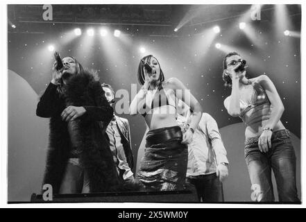 LIBERTY X, WHOLE BAND, CONCERT, 2001: Alle fünf Mitglieder von Liberty X traten live auf ihrer ersten UK Tour mit der Smash Hits Tour in der Cardiff International Arena, CIA, Cardiff, Wales, UK am 4. Dezember 2001 auf. Foto: Rob Watkins. INFO: Liberty X, eine britisch-irische Popgruppe, die 2001 in der Fernsehsendung Popstars gegründet wurde, erzielte Erfolge mit Hits wie „Just a Little“ und „Thinking IT Over“. Ihre energiegeladenen Auftritte und eingängigen Melodien machten sie zu einem Grundpfeiler der Popszene der frühen 2000er Jahre. Stockfoto