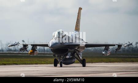 Ein F-16-Kampffalke der US Air Force, der der 79th Fighter Squadron, Shaw Air Force Base, South Carolina zugewiesen wurde, fährt nach Ankunft mit dem Taxi Stockfoto