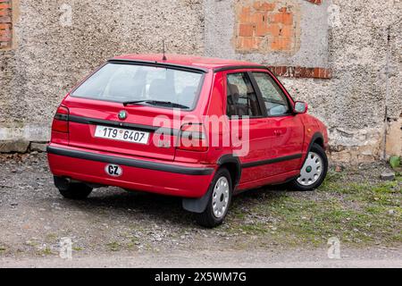 OSTRAVA, TSCHECHISCHE REPUBLIK - 9. MÄRZ 2024: Rückansicht des roten tschechischen Skoda Felicia GLX 1,6 mit VW-Motor Stockfoto