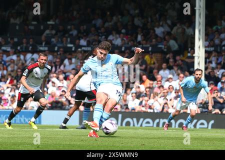 Craven Cottage, Fulham, London, Großbritannien. Mai 2024. Premier League Football, Fulham gegen Manchester City; Julian Alvarez aus Manchester City erzielt in der 6. Minute 90 mit 0:4 einen Elfmeterschieß. Beschreibung: Action Plus Sports/Alamy Live News Stockfoto