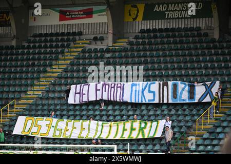 DIE HAAG - ADO-Unterstützer verhöhnen Ajax während des niederländischen Azerion Frauen-Ligaspiels zwischen ADO den Haag und Ajax im Bingoal-Stadion am 11. Mai 2024 in den Haag. ANP GERRIT VAN KÖLN Stockfoto