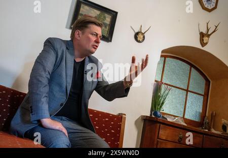 Holzkirchen, Deutschland. Mai 2024. Maximilian Krah, der Spitzenkandidat der AfD für die Europawahlen, gibt ein Interview am Rande einer Wahlkampagne. Die Veranstaltung wurde aufgrund von Protesten nach Holzkirchen verlegt. Quelle: Stefan Puchner/dpa/Alamy Live News Stockfoto