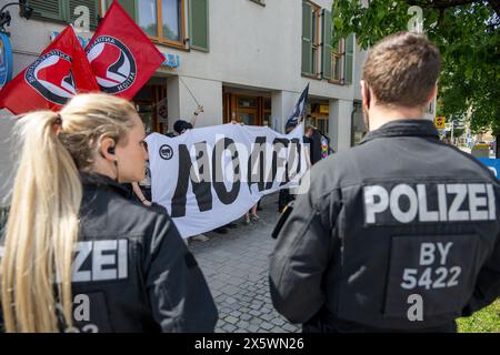 Holzkirchen, Deutschland. Mai 2024. Polizeibeamte stehen vor Demonstranten, die gegen eine Wahlkundgebung von AfD-Spitzenkandidat Krah protestieren. Quelle: Stefan Puchner/dpa/Alamy Live News Stockfoto