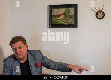 Holzkirchen, Deutschland. Mai 2024. Maximilian Krah, der Spitzenkandidat der AfD für die Europawahlen, gibt ein Interview am Rande einer Wahlkampagne. Die Veranstaltung wurde aufgrund von Protesten nach Holzkirchen verlegt. Quelle: Stefan Puchner/dpa/Alamy Live News Stockfoto