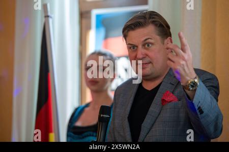Holzkirchen, Deutschland. Mai 2024. Maximilian Krah, der Spitzenkandidat der AfD für die Europawahlen, spricht bei einer Wahlveranstaltung in einem Pub. Die Veranstaltung wurde aufgrund von Protesten nach Holzkirchen verlegt. Quelle: Stefan Puchner/dpa/Alamy Live News Stockfoto