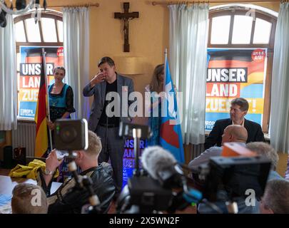 Holzkirchen, Deutschland. Mai 2024. Maximilian Krah, der Spitzenkandidat der AfD für die Europawahlen, spricht vor einem Kruzifix bei einer Wahlveranstaltung in einem Pub. Die Veranstaltung wurde aufgrund von Protesten nach Holzkirchen verlegt. Quelle: Stefan Puchner/dpa/Alamy Live News Stockfoto