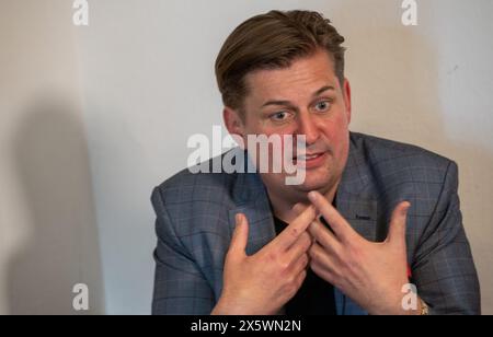 Holzkirchen, Deutschland. Mai 2024. Maximilian Krah, der Spitzenkandidat der AfD für die Europawahlen, gibt ein Interview am Rande einer Wahlkampagne. Die Veranstaltung wurde aufgrund von Protesten nach Holzkirchen verlegt. Quelle: Stefan Puchner/dpa/Alamy Live News Stockfoto