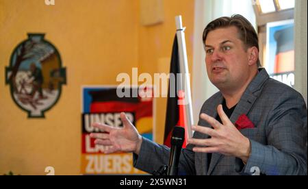 Holzkirchen, Deutschland. Mai 2024. Maximilian Krah, der Spitzenkandidat der AfD für die Europawahlen, spricht bei einer Wahlveranstaltung in einem Pub. Die Veranstaltung wurde aufgrund von Protesten nach Holzkirchen verlegt. Quelle: Stefan Puchner/dpa/Alamy Live News Stockfoto