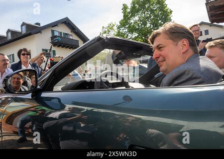Holzkirchen, Deutschland. Mai 2024. Maximilian Krah, der Spitzenkandidat der AfD für die Europawahlen, sitzt bei einer Wahlveranstaltung in einem Sportwagen. Die Veranstaltung wurde aufgrund von Protesten nach Holzkirchen verlegt. Quelle: Stefan Puchner/dpa/Alamy Live News Stockfoto