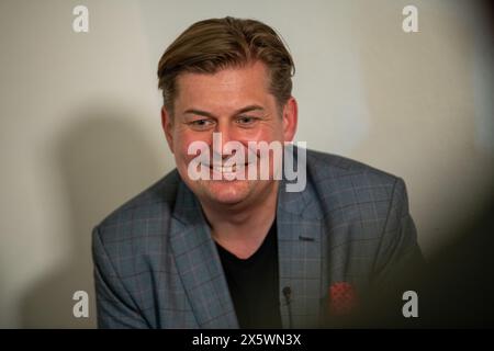 Holzkirchen, Deutschland. Mai 2024. Maximilian Krah, der Spitzenkandidat der AfD für die Europawahlen, gibt ein Interview am Rande einer Wahlkampagne. Die Veranstaltung wurde aufgrund von Protesten nach Holzkirchen verlegt. Quelle: Stefan Puchner/dpa/Alamy Live News Stockfoto