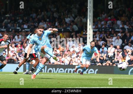 Craven Cottage, Fulham, London, Großbritannien. Mai 2024. Premier League Football, Fulham gegen Manchester City; Julian Alvarez aus Manchester City erzielt in der 6. Minute 90 mit 0:4 einen Elfmeterschieß. Beschreibung: Action Plus Sports/Alamy Live News Stockfoto