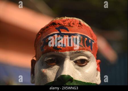 Delhi, Neu-Delhi, Indien. Mai 2024. Porträt eines AAM Aadmi Party Unterstützers Gesicht gemalt mit indischen Flaggenfarben während der Ankunft von Delhi Chief Minister Arvind Kejriwal Roadshow in Neu-Delhi, Indien am 11. Mai 2024 (Foto: © Deep Nair/ZUMA Press Wire) NUR REDAKTIONELLE VERWENDUNG! Nicht für kommerzielle ZWECKE! Stockfoto