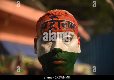 Delhi, Neu-Delhi, Indien. Mai 2024. Porträt eines AAM Aadmi Party Unterstützers Gesicht gemalt mit indischen Flaggenfarben während der Ankunft von Delhi Chief Minister Arvind Kejriwal Roadshow in Neu-Delhi, Indien am 11. Mai 2024 (Foto: © Deep Nair/ZUMA Press Wire) NUR REDAKTIONELLE VERWENDUNG! Nicht für kommerzielle ZWECKE! Stockfoto