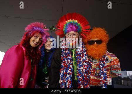 MALMÖ, SCHWEDEN 20240511 australische Fans kommen vor dem Finale der 68. Ausgabe des Eurovision Song Contests (ESC) in der Malmö Arena an Stockfoto