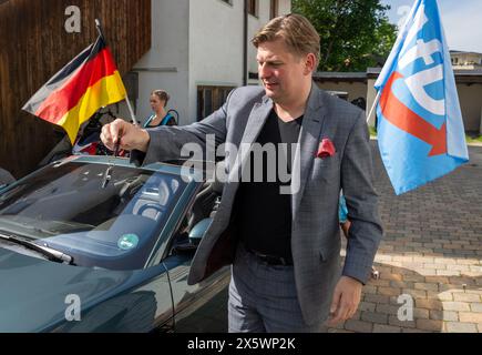 Holzkirchen, Deutschland. Mai 2024. Maximilian Krah, der Spitzenkandidat der AfD bei den Europawahlen, gibt die Schlüssel zu einem Auto, in dem er zuvor nach einem Wahlkampfauftritt für Fotos posiert hatte. Quelle: Stefan Puchner/dpa/Alamy Live News Stockfoto