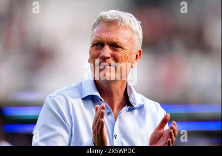 West Ham United-Manager David Moyes applaudiert den Fans am Ende des Spiels der Premier League im London Stadium. Bilddatum: Samstag, 11. Mai 2024. Stockfoto