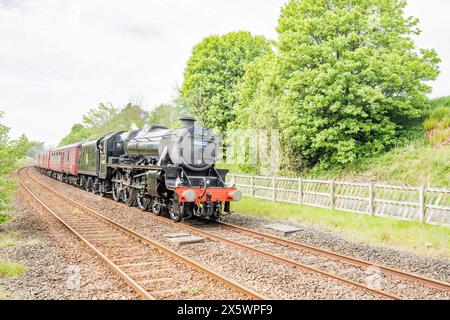 Carlisle nach Euston 11. Mai 2024, Settle & Carlisle Line, mit WCT 57315 am Ende der Black Five 44871, durch Long Preston. Stockfoto