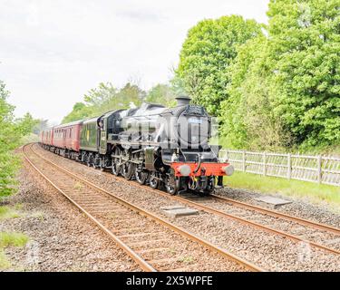 Carlisle nach Euston 11. Mai 2024, Settle & Carlisle Line, mit WCT 57315 am Ende der Black Five 44871, durch Long Preston. Stockfoto