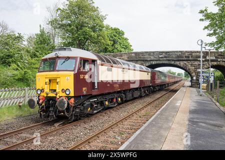 Carlisle nach Euston 11. Mai 2024, Settle & Carlisle Line, mit WCT 57315 am Ende der Black Five 44871, durch Long Preston. Stockfoto