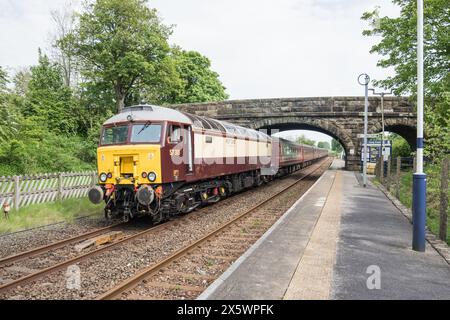 Carlisle nach Euston 11. Mai 2024, Settle & Carlisle Line, mit WCT 57315 am Ende der Black Five 44871, durch Long Preston. Stockfoto