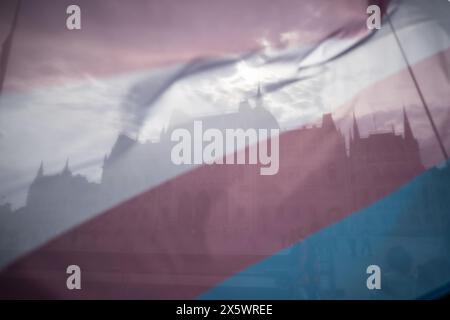 Budapest, Ungarn. Mai 2024. Das ungarische parlamentsgebäude wird während des Trans Pride marsches durch eine Transgender-Flagge gesehen. Quelle: Marton Monus/dpa/Alamy Live News Stockfoto