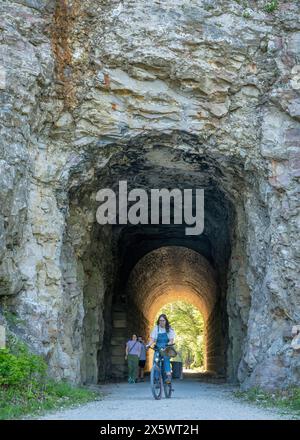 Rocheport, MO, USA - 21. April 2024: Radfahren und Wandern durch den MKT-Tunnel auf dem Katy Trail. Der Katy Trail ist ein 237 km langer Radweg, der sich über die meisten Strecken erstreckt Stockfoto