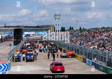 Grille de Depart, Startgitter Grille de Depart, Startgitterfans, Fans, Öffentlichkeit, Zuschauer Tribune, die Tribünen waren beim Berliner ePrix 2024, 7. Treffen der ABB FIA Formel E Weltmeisterschaft 2023-24, auf dem Tempelhof Airport Street Circuit vom 10. bis 12. Mai 2024 in Berlin, Deutschland, zu sehen Stockfoto