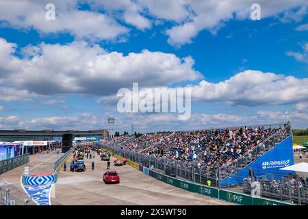 Grille de Depart, Startgitter Grille de Depart, Startgitterfans, Fans, Öffentlichkeit, Zuschauer Tribune, die Tribünen waren beim Berliner ePrix 2024, 7. Treffen der ABB FIA Formel E Weltmeisterschaft 2023-24, auf dem Tempelhof Airport Street Circuit vom 10. bis 12. Mai 2024 in Berlin, Deutschland, zu sehen Stockfoto