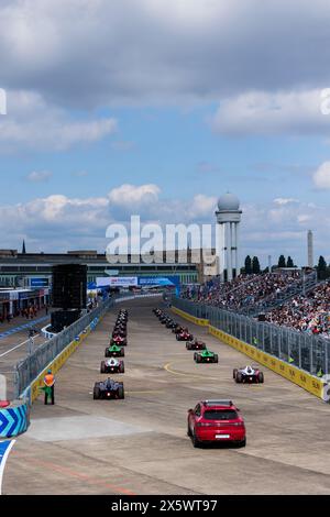 Grille de Depart, Startgitter Grille de Depart, Startgitterfans, Fans, Öffentlichkeit, Zuschauer Tribune, die Tribünen waren beim Berliner ePrix 2024, 7. Treffen der ABB FIA Formel E Weltmeisterschaft 2023-24, auf dem Tempelhof Airport Street Circuit vom 10. bis 12. Mai 2024 in Berlin, Deutschland, zu sehen Stockfoto
