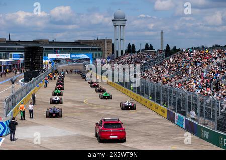 Grille de Depart, Startgitter Grille de Depart, Startgitterfans, Fans, Öffentlichkeit, Zuschauer Tribune, die Tribünen waren beim Berliner ePrix 2024, 7. Treffen der ABB FIA Formel E Weltmeisterschaft 2023-24, auf dem Tempelhof Airport Street Circuit vom 10. bis 12. Mai 2024 in Berlin, Deutschland, zu sehen Stockfoto