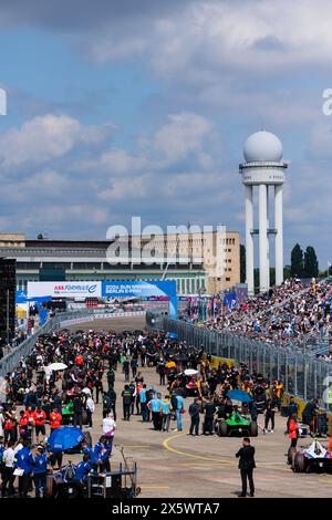 Grille de Depart, Startgitter Grille de Depart, Startgitterfans, Fans, Öffentlichkeit, Zuschauer Tribune, die Tribünen waren beim Berliner ePrix 2024, 7. Treffen der ABB FIA Formel E Weltmeisterschaft 2023-24, auf dem Tempelhof Airport Street Circuit vom 10. bis 12. Mai 2024 in Berlin, Deutschland, zu sehen Stockfoto