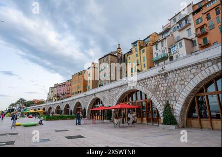 Das historische Zentrum von Menton mit wunderschönen Häusern mit atemberaubenden bunten Fassaden Stockfoto