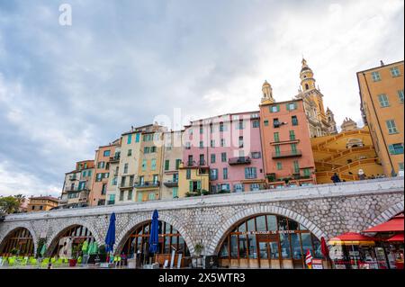 Das historische Zentrum von Menton mit wunderschönen Häusern mit atemberaubenden bunten Fassaden Stockfoto