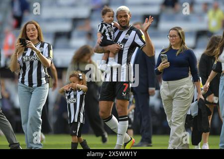 St. James's Park, Newcastle am Samstag, den 11. Mai 2024. Newcastle United's Joelinton mit seiner Familie nach dem Premier League-Spiel zwischen Newcastle United und Brighton und Hove Albion im St. James's Park, Newcastle am Samstag, den 11. Mai 2024. (Foto: Scott Llewellyn | MI News) Credit: MI News & Sport /Alamy Live News Stockfoto