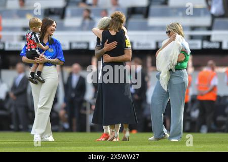 St. James's Park, Newcastle am Samstag, den 11. Mai 2024. Amanda Staveley von Newcastle United und Bruno Guimarães von Newcastle United während des Premier League-Spiels zwischen Newcastle United und Brighton und Hove Albion im St. James's Park, Newcastle am Samstag, den 11. Mai 2024. (Foto: Scott Llewellyn | MI News) Credit: MI News & Sport /Alamy Live News Stockfoto