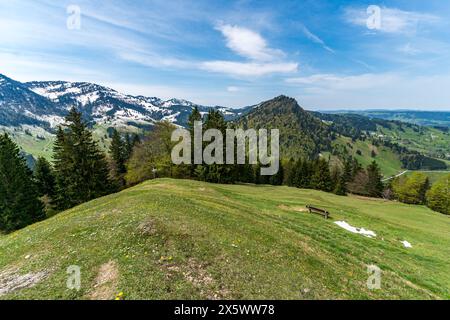 Wunderschöner Rundwanderweg zum Denneberg an der Nagelfluhkette im Allgau bei Oberstaufen Steibis Stockfoto