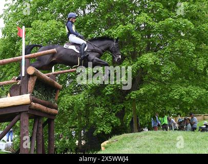 Badminton Estate, Gloucestershire, Großbritannien. Mai 2024. 2024 MARS Badminton Horse Trials Tag 4; Holly Richardson (GBR) reitet BALLY LOUIS während des Cross Country an Tag 4 Credit: Action Plus Sports/Alamy Live News Stockfoto