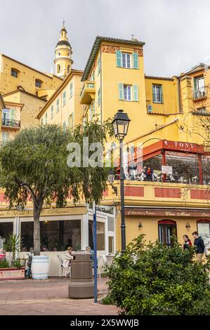 Das historische Zentrum von Menton mit wunderschönen Häusern mit atemberaubenden bunten Fassaden Stockfoto