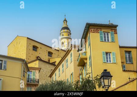 Das historische Zentrum von Menton mit wunderschönen Häusern mit atemberaubenden bunten Fassaden Stockfoto