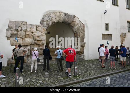 Altstadt von Regensburg. Die Porta Praetoria. Als Porta Prätoria bezeichnet man in Regensburg die sichtbar erhaltenen Reste vom Nordtor des ehemaligen römischen Legionslagers Castra Regina, das im 2. Jahrhundert n. Chr. Die Porta Praetoria in Regensburg, Porta Praetoria in Regensburg, ist der Name der sichtbar erhaltenen Reste des Nordtores des ehemaligen römischen Legionärslagers Castra Regina, das im 2. Jahrhundert n. Chr. erbaut wurde Stockfoto