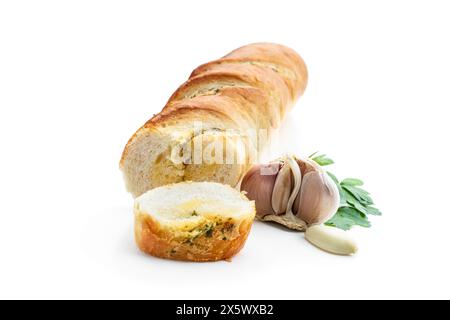 Frisch gebackenes französisches Baguette in Scheiben mit Knoblauch und Butter, isoliert auf weiß Stockfoto