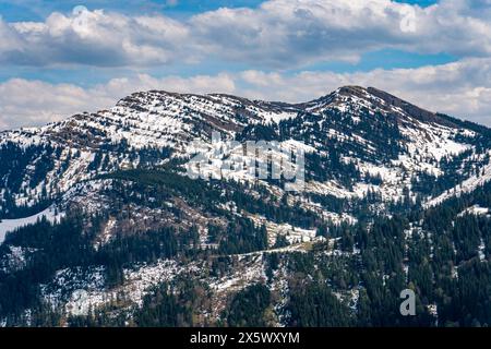 Wunderschöner Rundwanderweg zum Denneberg an der Nagelfluhkette im Allgau bei Oberstaufen Steibis Stockfoto