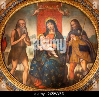 MAILAND, ITALIEN - 5. MÄRZ 2024: Das Renaissance-Gemälde der Madonna zwischen den Heiligen Jerome und Roch in der Kirche Basilica di Sant Ambrogio Stockfoto
