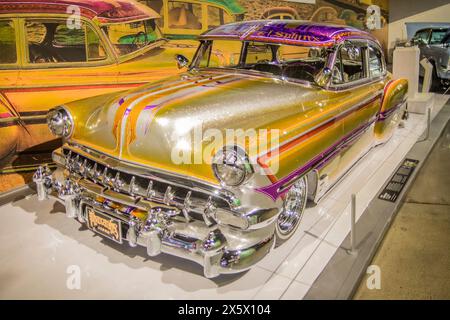 Auf dem Bild Chevrolet 210 Sedan Sphinx, Autoklub Pharaonen Japan. Sammlung von Hisashi Ushida. Lowrider Exponate sind immer ein Fan-Favorit und wir freuen uns, die umfassendste Lowrider-Ausstellung in der Geschichte des Museums zu eröffnen“, so Terry L. Karges, Geschäftsführer des Petersen Automotive Museums. Besucher haben die Möglichkeit, einige bemerkenswerte Attraktionen zu sehen, wie das Chevrolet Impala Cabrio „Final Score“ von 1958 und das Chevrolet Bel Air von 1957 „Double Trouble“, sowie die 1958 „Dead Presidents“ Chevrolet Impala, die von Albert de Alba Mr. Und Albert de Alba Jr. gebaut wurden, die zu diesen zählen Stockfoto