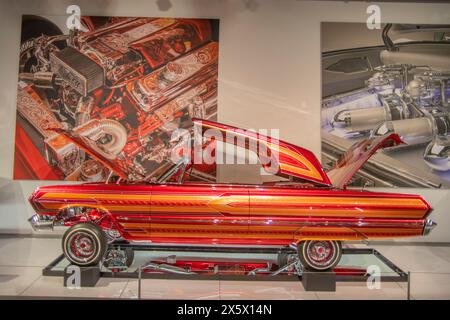 Auf dem Bild 1963 Chevrolet Impala 'el rey', Elite des Autoklubs. Sammlung von Albert de Alba. Lowrider Exponate sind immer ein Fan-Favorit und wir freuen uns, die umfassendste Lowrider-Ausstellung in der Geschichte des Museums zu eröffnen“, so Terry L. Karges, Geschäftsführer des Petersen Automotive Museums. Besucher haben die Möglichkeit, einige bemerkenswerte Attraktionen zu sehen, wie das Chevrolet Impala Cabrio „Final Score“ von 1958 und das Chevrolet Bel Air von 1957 „Double Trouble“, sowie die 1958 „Dead Presidents“ Chevrolet Impala, gebaut von Albert de Alba Mr. Und Albert de Alba Jr., die zu den Ten gehören Stockfoto