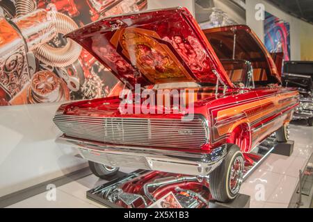 Auf dem Bild 1963 Chevrolet Impala 'el rey', Elite des Autoklubs. Sammlung von Albert de Alba. Lowrider Exponate sind immer ein Fan-Favorit und wir freuen uns, die umfassendste Lowrider-Ausstellung in der Geschichte des Museums zu eröffnen“, so Terry L. Karges, Geschäftsführer des Petersen Automotive Museums. Besucher haben die Möglichkeit, einige bemerkenswerte Attraktionen zu sehen, wie das Chevrolet Impala Cabrio „Final Score“ von 1958 und das Chevrolet Bel Air von 1957 „Double Trouble“, sowie die 1958 „Dead Presidents“ Chevrolet Impala, gebaut von Albert de Alba Mr. Und Albert de Alba Jr., die zu den Ten gehören Stockfoto