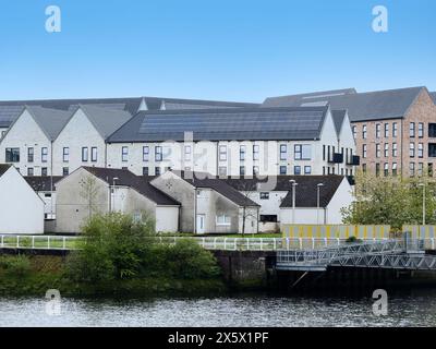 Moderne Wohnungen, die neben alten stadthäusern in Govan am Fluss Clyde gebaut wurden Stockfoto