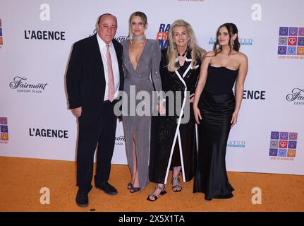 Ken Rickel, Nancy Davis, Isabella Rickel und Mariella Rickel nehmen am 10. Mai 2024 an der Gala Race to Erase MS auf dem Fairmont Century Plaza 2024 in Los Angeles Teil. Foto: Crash/imageSPACE/SIPA USA Stockfoto