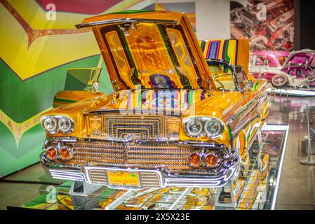 In der Abbildung 1958 Chevrolet Impala Endpunktzahl, Autoklubs Tradials, roark Sammlung Lowrider Exponate sind immer ein Fan-Favorit und wir freuen uns, die umfassendste Lowrider-Ausstellung in der Geschichte des Museums zu eröffnen“, so Terry L. Karges, Geschäftsführer des Petersen Automotive Museums. Besucher haben die Möglichkeit, einige bemerkenswerte Attraktionen zu sehen, wie das Chevrolet Impala Cabrio „Final Score“ von 1958 und das Chevrolet Bel Air von 1957 „Double Trouble“, sowie die 1958 „Dead Presidents“ Chevrolet Impala, gebaut von Albert de Alba Mr. Und Albert de Alba Jr., die zu den Mo gehören Stockfoto